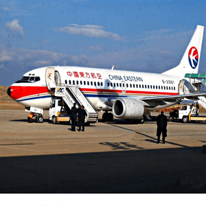 桂林机场货运航空快运业稳步发展的原因是什么？